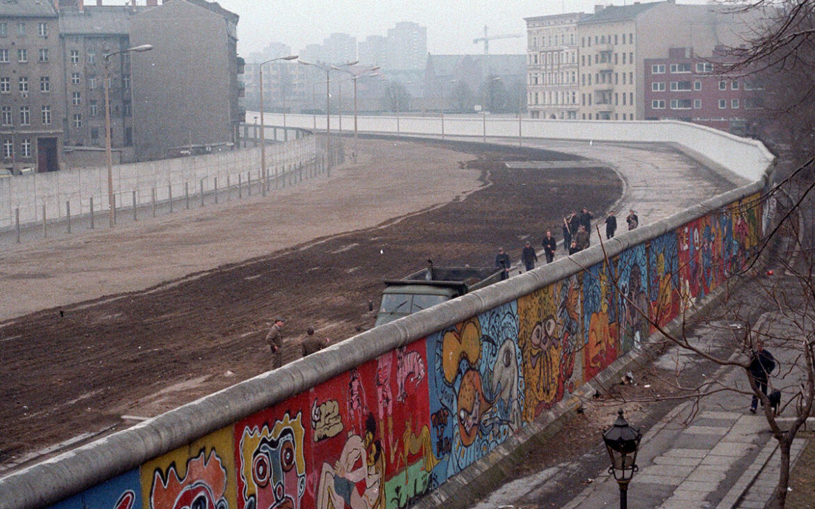https://upload.wikimedia.org/wikipedia/commons/5/5d/Berlinermauer.jpg