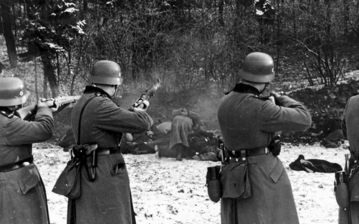 https://upload.wikimedia.org/wikipedia/commons/2/24/The_Bochnia_massacre_German-occupied_Poland_1939.jpg